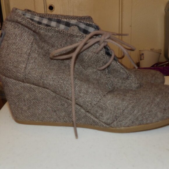Toms Shoes - Toms Laced Wedge Sneaker Boots Sz 6M